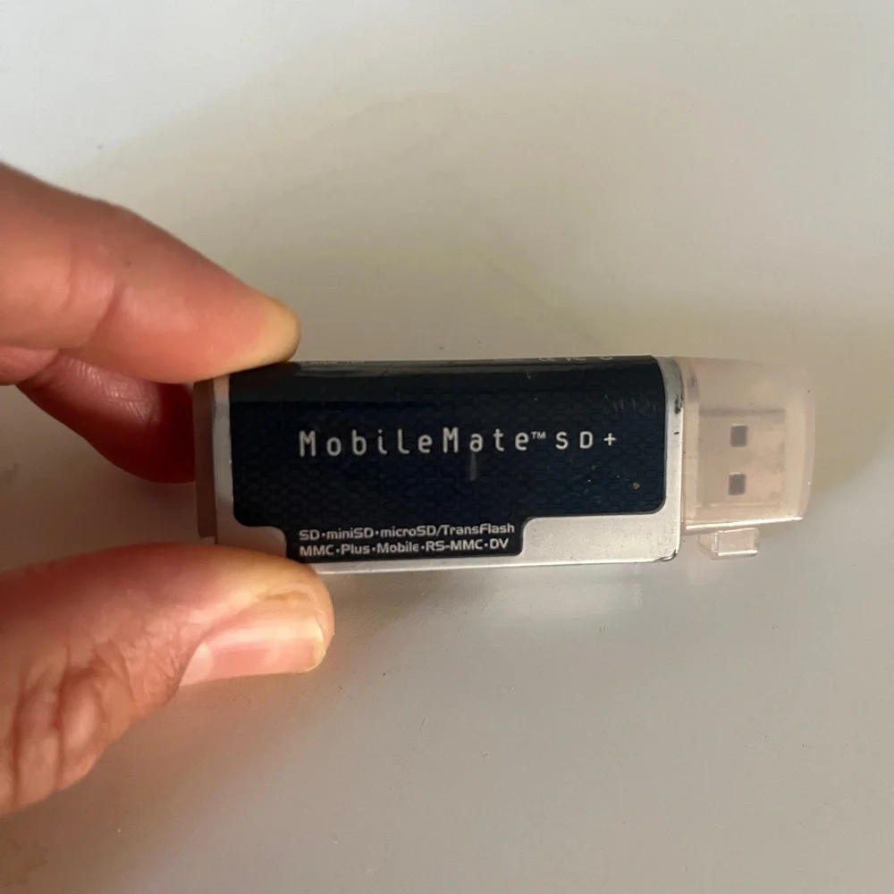 SanDisk MobileMate SD/Micro SD COMBO reader. Perfect for photographers